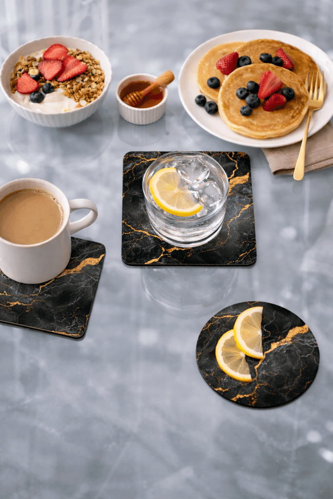 Elegante onderzetters op ontbijttafel