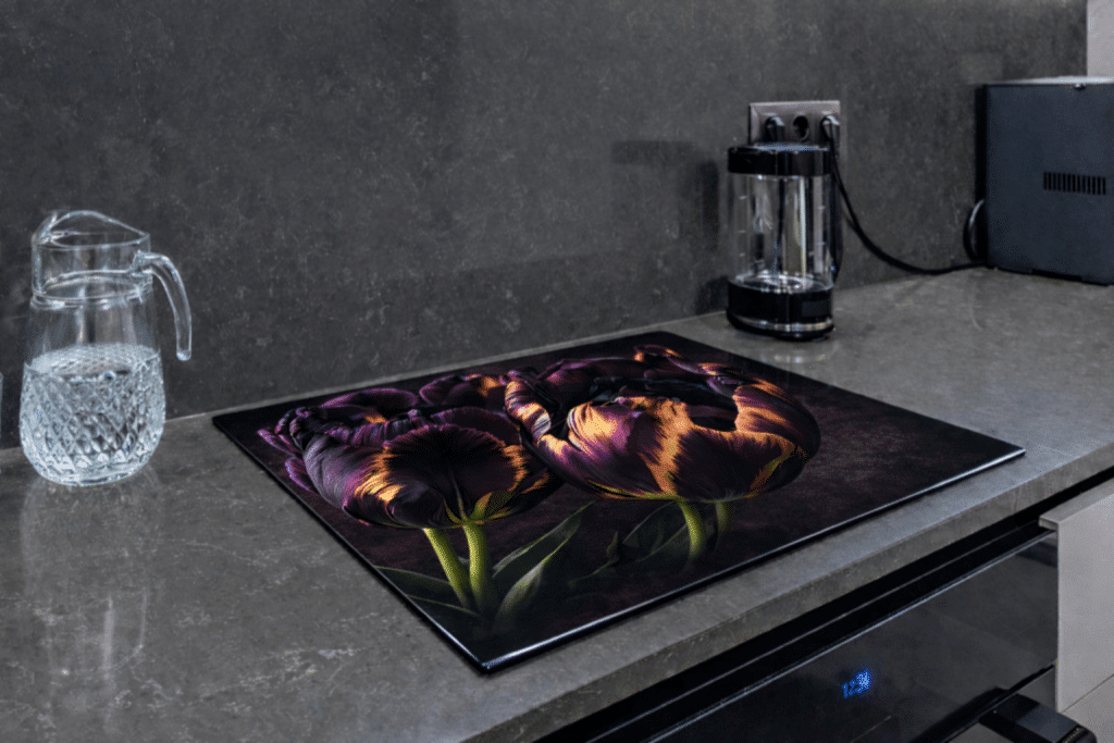 Een afdekmat met donkere bloemen thema in moderne keuken