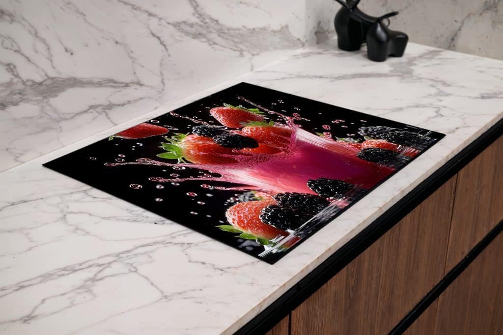 Afdekmat met een cocktail splash van aardbeien en bramen